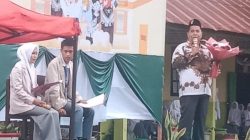 Kepala SMAN 1 Luhak Nan Duo Syafrudin, S.Pd saat kegiatan Peringatan Hari Guru 2025 di SMAN 1 Luhak Nan Duo yang berlangsung meriah.