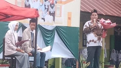 Kepala SMAN 1 Luhak Nan Duo Syafrudin, S.Pd saat kegiatan Peringatan Hari Guru 2025 di SMAN 1 Luhak Nan Duo yang berlangsung meriah.