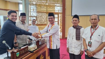 Ketua Perhimpunan Masyarakat Peduli Nagari Gunung (PM-PNG) Masrizal Munaf menyerahkan kesepakatan masyarakat kepada Ketua DPRD Kota Padangpanjang Imbral, Sabtu (01/11/2025)
