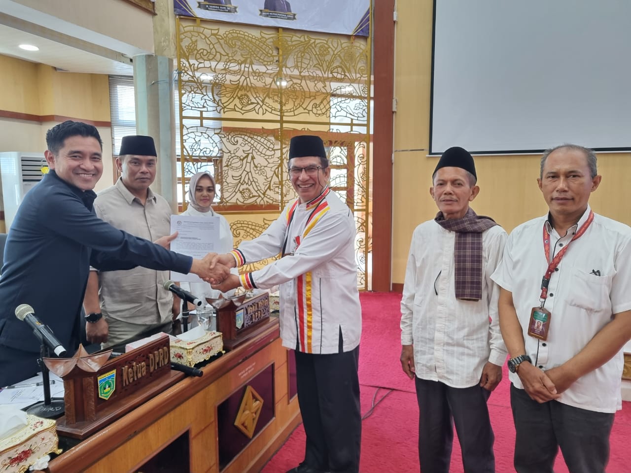 Ketua Perhimpunan Masyarakat Peduli Nagari Gunung (PM-PNG) Masrizal Munaf menyerahkan kesepakatan masyarakat kepada Ketua DPRD Kota Padangpanjang Imbral, Sabtu (01/11/2025)