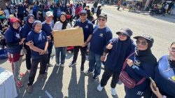 Peserta Jalan Sehat Restorasi Peringatan HUT ke 14 Partai NasDem saat menerima hadiah dooprize, Minggu (02/11/2025).