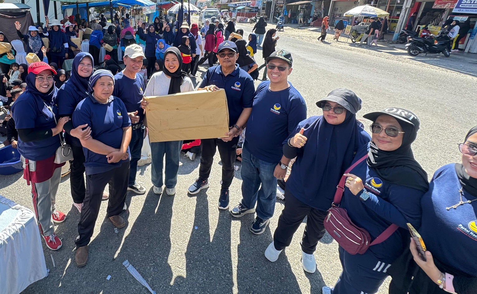 Peserta Jalan Sehat Restorasi Peringatan HUT ke 14 Partai NasDem saat menerima hadiah dooprize, Minggu (02/11/2025).