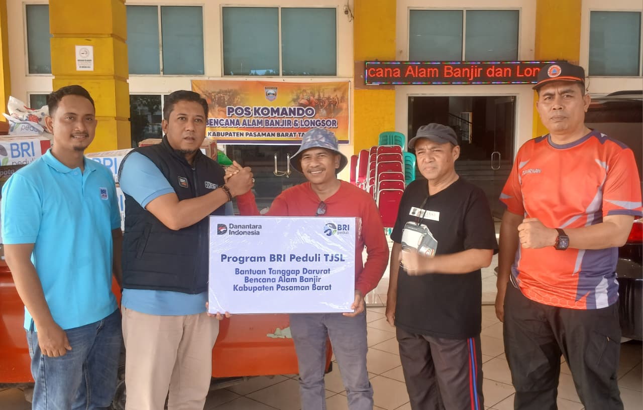 Penyerahan bantuan BRI Peduli TJSL dari Pinca BRI Cabang Simpang Empat Pudji Djoko Triyono kepada Pemkab Pasaman Barat, Sabtu (29/11/2025).