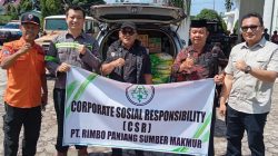 Humas PT.RPSM Kasman bersama KTU Riswan Effendi menyerahkan bantuan kepada Bupati Pasaman Barat H. Yulianto didampingi Sekretaris Daerah Doddy San Ismail beserta Kepala BPBD Jhon Edrward, Sabtu (29/11/2025).