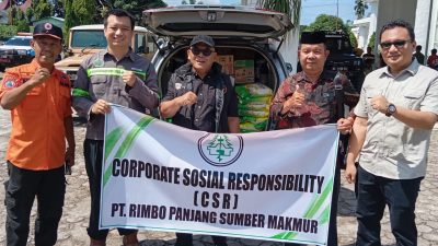 Humas PT.RPSM Kasman bersama KTU Riswan Effendi menyerahkan bantuan kepada Bupati Pasaman Barat H. Yulianto didampingi Sekretaris Daerah Doddy San Ismail beserta Kepala BPBD Jhon Edrward, Sabtu (29/11/2025).
