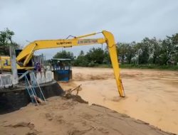 Pipa Perumda AM Padang Putus Dihantam Arus Sungai, Pelayanan Kembali Terganggu