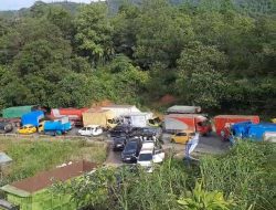 Kecelakaan Beruntun Lumpuhkan Sitinjau Lauik, Jalur Padang–Solok Macet Total