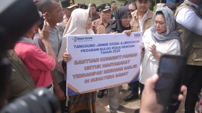 Ketua Komisi IV DPR RI Titiek Soeharto saat menyerahkan bantuan untuk korban banjir di Kota Padang, Minggu (30/11/2025).