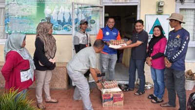 Ketua DPD PAN Kota Padangpanjang Mardiansyah, S.Kom saat menyerahkan bantuan Sembako kepada Posko Pengungsian, Sabtu (29/11/2025).