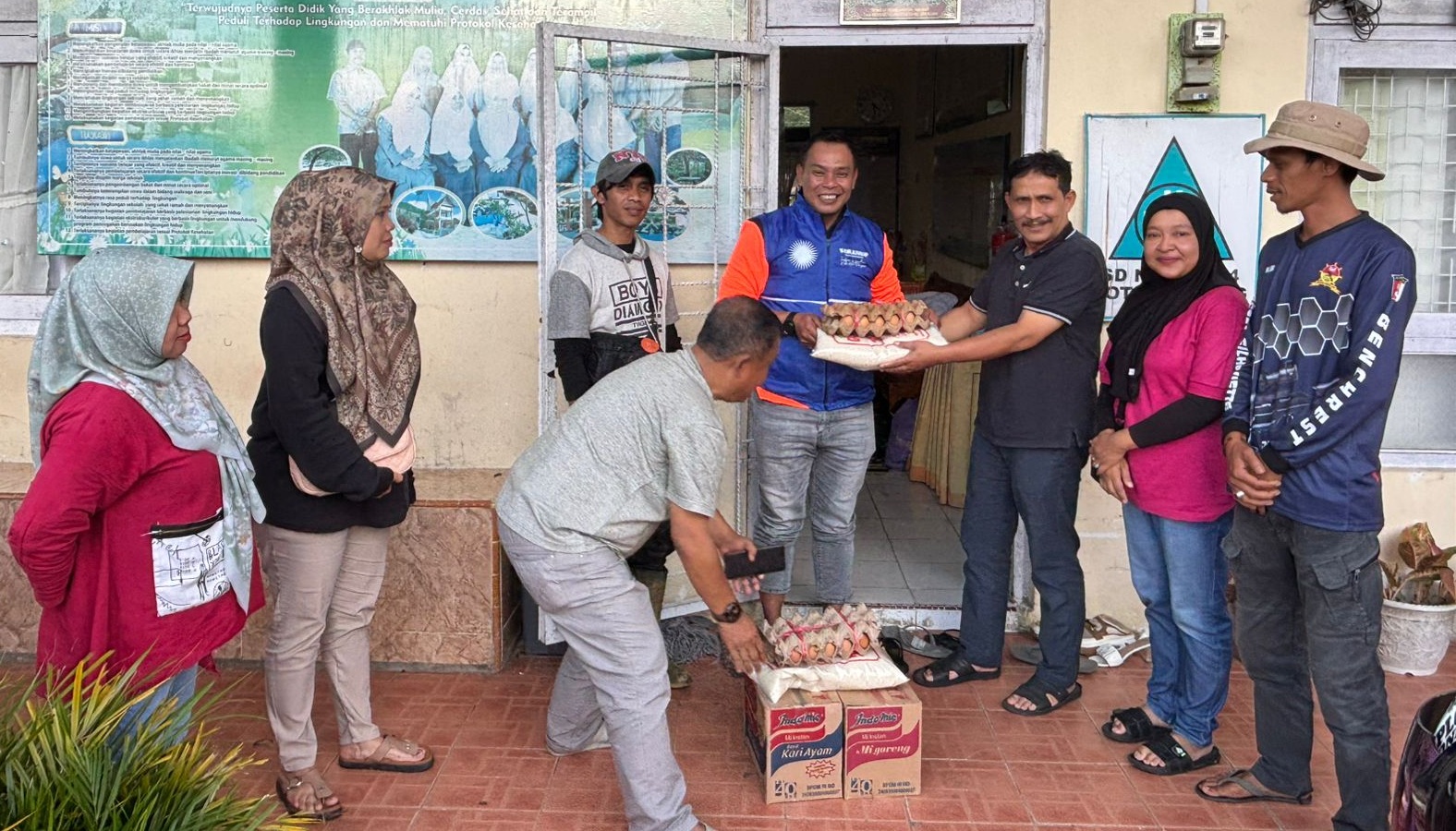 Ketua DPD PAN Kota Padangpanjang Mardiansyah, S.Kom saat menyerahkan bantuan Sembako kepada Posko Pengungsian, Sabtu (29/11/2025).