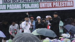 Wakil Wali Kota Padangpanjang Allex Saputra bersama Penyanyi Religi Opick dalam Aksi Bela Palestina dan Konser Amal yang berlangsung di Lapangan Chatib Sulaiman Bancalaweh.