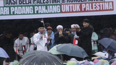 Wakil Wali Kota Padangpanjang Allex Saputra bersama Penyanyi Religi Opick dalam Aksi Bela Palestina dan Konser Amal yang berlangsung di Lapangan Chatib Sulaiman Bancalaweh.