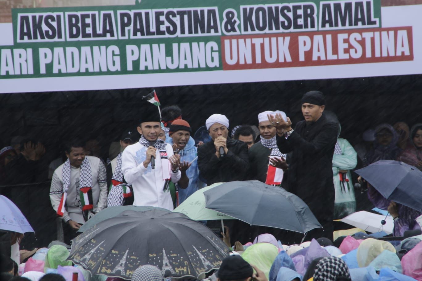 Wakil Wali Kota Padangpanjang Allex Saputra bersama Penyanyi Religi Opick dalam Aksi Bela Palestina dan Konser Amal yang berlangsung di Lapangan Chatib Sulaiman Bancalaweh.