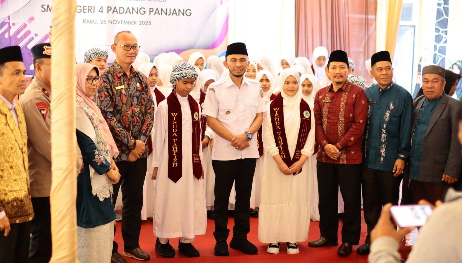Wakil Wali Kota Padangpanjang Allex Saputra bersama Sekretaris Disdikbud Muji Sirwanto, Kepala SMPN 4 Leli Suarni saat menghadiri Milad ke 31 SMPN 4 Padangpanjang, Rabu (26/11/2025).