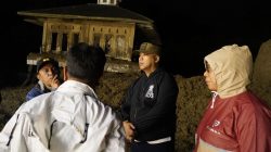 Wali Kota Padangpanjang Hendri Arnis ketika melihat langsung proses evkuasi di Jembatan Kembar