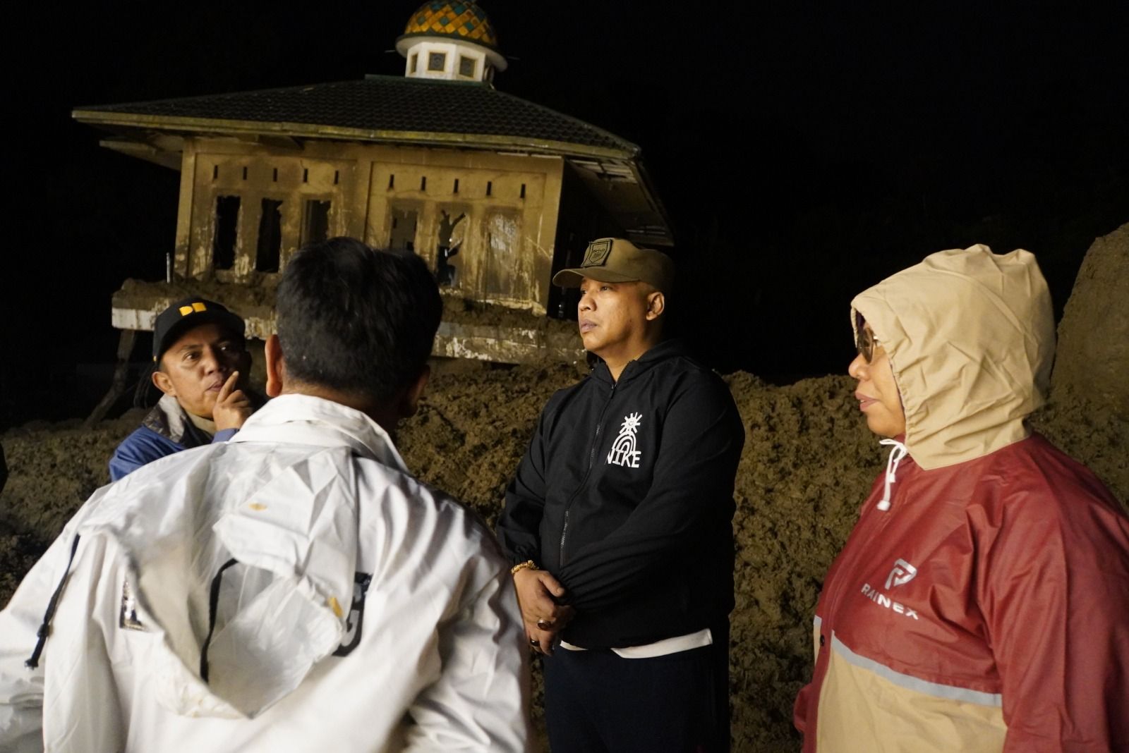 Wali Kota Padangpanjang Hendri Arnis ketika melihat langsung proses evkuasi di Jembatan Kembar