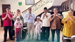Wali Kota Padangpanjang Hendri Arnis bersama Kepala Dinas Pendidikan Nasrul dan Kemenag Mukhlis M saat melepas Guru dan Murid TK yang akan mewakili Sumatera Barat di tingkat Nasional.