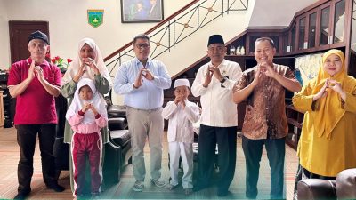 Wali Kota Padangpanjang Hendri Arnis bersama Kepala Dinas Pendidikan Nasrul dan Kemenag Mukhlis M saat melepas Guru dan Murid TK yang akan mewakili Sumatera Barat di tingkat Nasional.