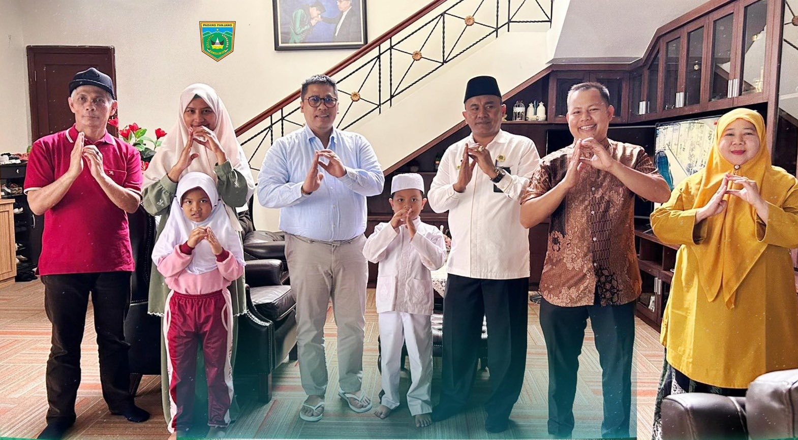 Wali Kota Padangpanjang Hendri Arnis bersama Kepala Dinas Pendidikan Nasrul dan Kemenag Mukhlis M saat melepas Guru dan Murid TK yang akan mewakili Sumatera Barat di tingkat Nasional.