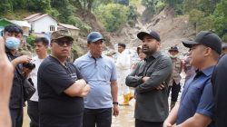 Anggota DPR-RI Zigo Rolanda saat melakukan peninjauan ke lokasi bencana di Jembatan Kembar, Kelurahan Siliang Bawah, Sabtu (29/11/2025)