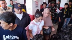Wakil Ketua Komisi VI DPR RI, Andre Rosiade, mengunjungi Posko Pengungsian  di SDN 02 Cupak Tangah, Kelurahan Cupak Tangah, Kecamatan Pauh, Kota Padang, Sabtu (29/11/2025)