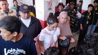 Wakil Ketua Komisi VI DPR RI, Andre Rosiade, mengunjungi Posko Pengungsian di SDN 02 Cupak Tangah, Kelurahan Cupak Tangah, Kecamatan Pauh, Kota Padang, Sabtu (29/11/2025)