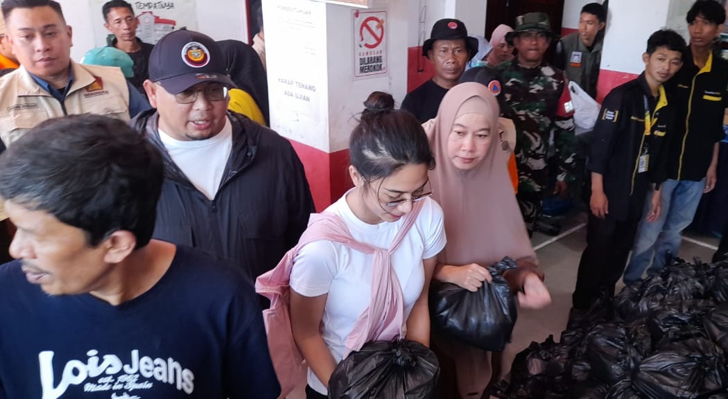 Wakil Ketua Komisi VI DPR RI, Andre Rosiade, mengunjungi Posko Pengungsian  di SDN 02 Cupak Tangah, Kelurahan Cupak Tangah, Kecamatan Pauh, Kota Padang, Sabtu (29/11/2025)