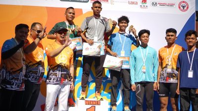 Anggota DPRD Sumbar Erick Hamdani bersaam Ubai Dillah Al Anshori saat menyerahkan hadiah Runkraf 2025