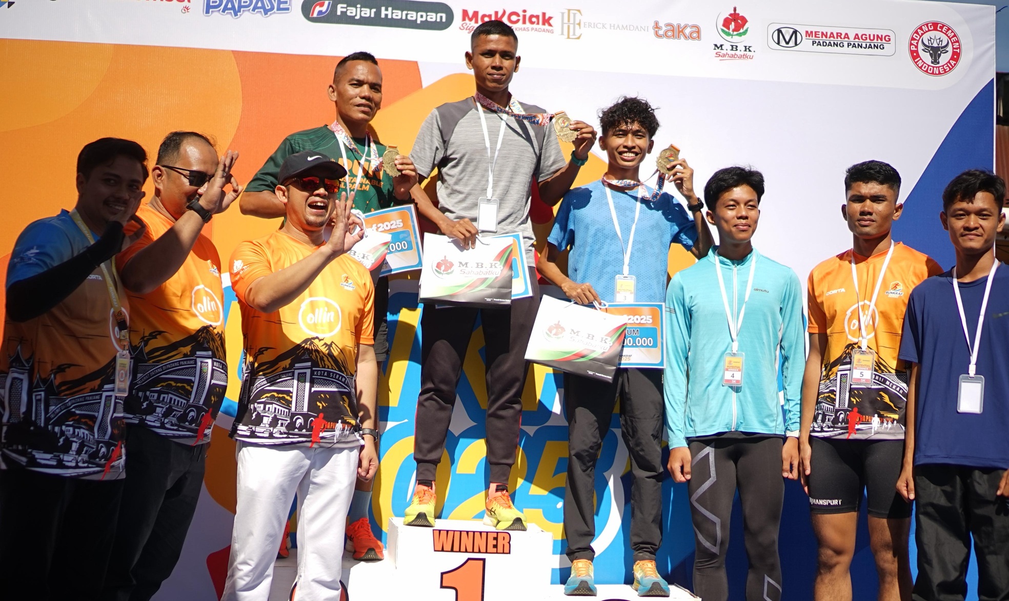 Anggota DPRD Sumbar Erick Hamdani bersaam Ubai Dillah Al Anshori saat menyerahkan hadiah Runkraf 2025