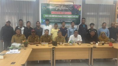 Wakil Ketua DPRD Kota Padangpanjang Mardiansyah, S.Kom didampingi Kepala Dinas Perdagkop dan UMKM, Lurah Tanah Pak Lambik saat membuta Pelatihan Manajemen Usaha Kelompok Usaha Percetakan dan Sablon, Senin (15/12/2025).