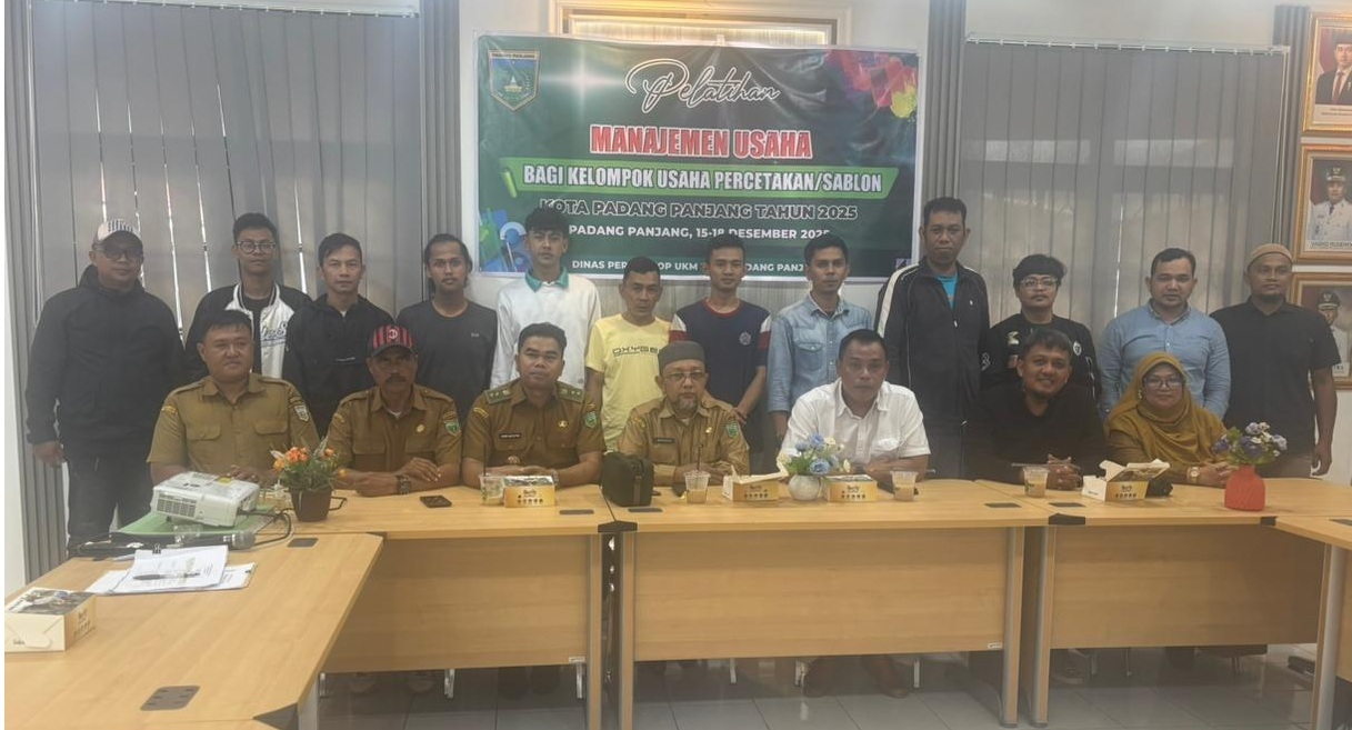 Wakil Ketua DPRD Kota Padangpanjang Mardiansyah, S.Kom didampingi Kepala Dinas Perdagkop dan UMKM, Lurah Tanah Pak Lambik saat membuta Pelatihan Manajemen Usaha Kelompok Usaha Percetakan dan Sablon, Senin (15/12/2025).