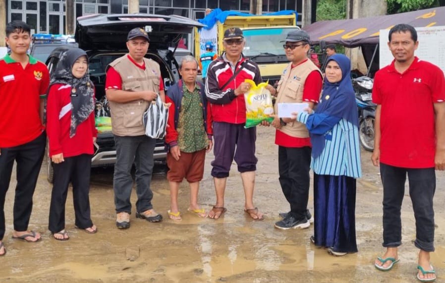Penyerahan bantuan Cabdin Wilayah VI untuk korban terdampak bencana di Salareh Aie, Palembayan, Agam, Rabu (10/12/2025).