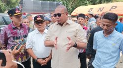 Anggota DPR-RI Andre Rosiade saat serahkan bantuan untuk korban banjir Padangpariaman, Kamis (04/12/2025).