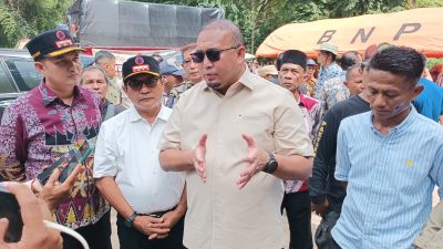 Anggota DPR-RI Andre Rosiade saat serahkan bantuan untuk korban banjir Padangpariaman, Kamis (04/12/2025).