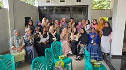 Anggota DPRD Provinsi Sumbar Nurfirman Wansyah bersama Wali Nagari Koto Baru Ahmad Julaini bersama Kelompok Bordir Bundo Kanduang Saiyo Nagari Kotobaru usai penyerahan mesin jahit dan mesin bordir.