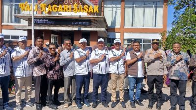 Komisaris BRI Helvi Yuni Moraza saat menyerahkan paket sembako dan bantuan lainnya untuk masyarakat terdampak banjir dan longsor di Nagari Sasak,Ranah Pasisie, Kamis (18/12/2025).