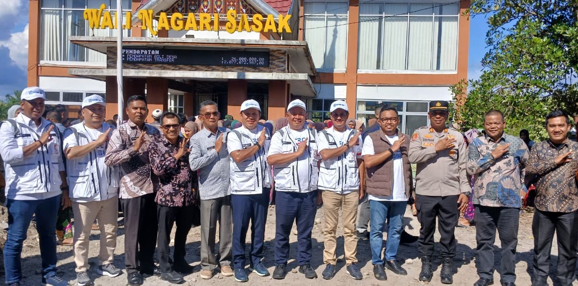 Komisaris BRI Helvi Yuni Moraza saat menyerahkan paket sembako dan bantuan lainnya untuk masyarakat terdampak banjir dan longsor di Nagari Sasak,Ranah Pasisie, Kamis (18/12/2025).