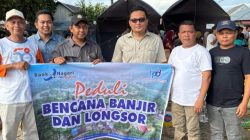 Pemimpin Bank Nagari Cabang Simpang Empat Herial Syahyuband saat menyerahkan bantuan bagi warga terdampak Banjir dan Longsor di Kabupaten Pasaman Barat.