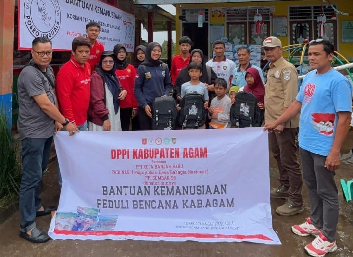 Penyerahan bantuan DPPI Kabupaten Agam untuk masyarakat terdampak bencana di Tanjungraya dan Palembayan