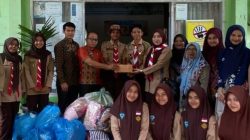 Penyerahan donasi Guru dan Siswa SMAN 2 Kinali kepada SMAN 2 Palembayan oleh Kepala SMAN 2 Kinali Yulia Sari, S.Pd., M.Pd.E