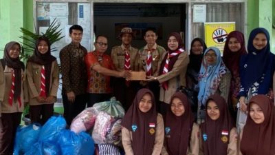Penyerahan donasi Guru dan Siswa SMAN 2 Kinali kepada SMAN 2 Palembayan oleh Kepala SMAN 2 Kinali Yulia Sari, S.Pd., M.Pd.E