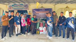 Kepala Rutan Padangpanjang Torkis Freddy Siregar saat menyerahkan bantuan Kemenimipas Peduli kepada Wali Nagari Batu Taba Destriyanto di Posko Pengungsian Batu Taba, Sabtu (06/12/2025).