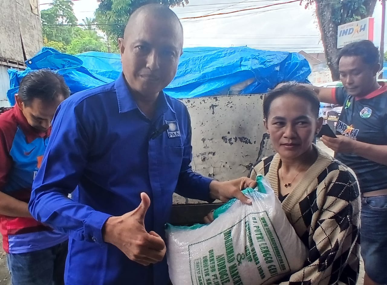 Penyerahan bantuan 2,5 ton beras dari Ketua DPW PAN Sumbar H. Arisal Azis yang diserahkan oleh Anggota Fraksi PAN DPRD Pasaman Barat Dedi Jonaidi, Senin (08/12/2025).