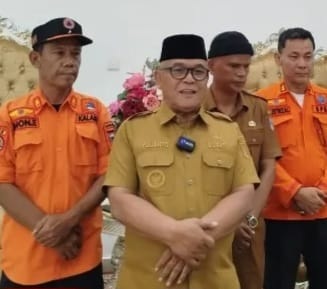 Bupati Pasaman Barat H. Yulianto didampingi Kalaksa John Edward, Kepala Dinas Kominfo Pasaman Barat Armen dan Sekretaris BPBD Gistrizal.