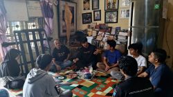 Kegiatan diskusi penerbitan buku Antologi Puisi Air Mata Sumetara yang digagas Komunitas Seni Kuflet dan Pimpinan Sekolah Menulis Elipsis, Minggu (30/11/2025).