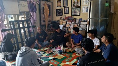 Kegiatan diskusi penerbitan buku Antologi Puisi Air Mata Sumetara yang digagas Komunitas Seni Kuflet dan Pimpinan Sekolah Menulis Elipsis, Minggu (30/11/2025).