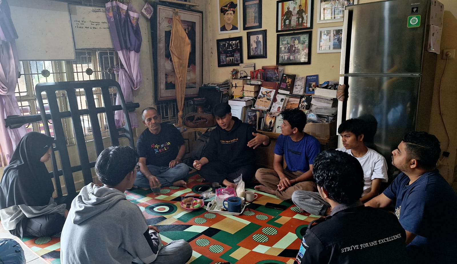 Kegiatan diskusi penerbitan buku Antologi Puisi Air Mata Sumetara yang digagas Komunitas Seni Kuflet dan Pimpinan Sekolah Menulis Elipsis, Minggu (30/11/2025).