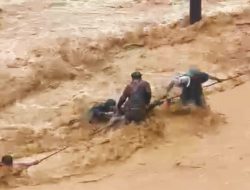 12 Warga di Batu Busuk Dievakuasi, Dua Sempat Hanyut, DPRD Minta Warga Waspada 