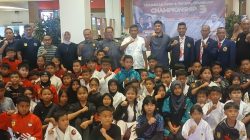 Ketua FORKI Sumbar Khairuddin Simanjuntak bersama peserta Kejuaraan Open Festival Transmart Championship III