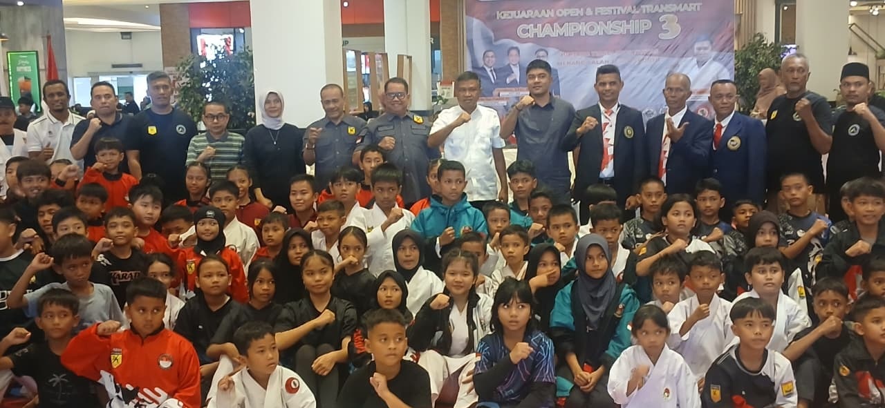 Ketua FORKI Sumbar Khairuddin Simanjuntak bersama peserta Kejuaraan Open Festival Transmart Championship III